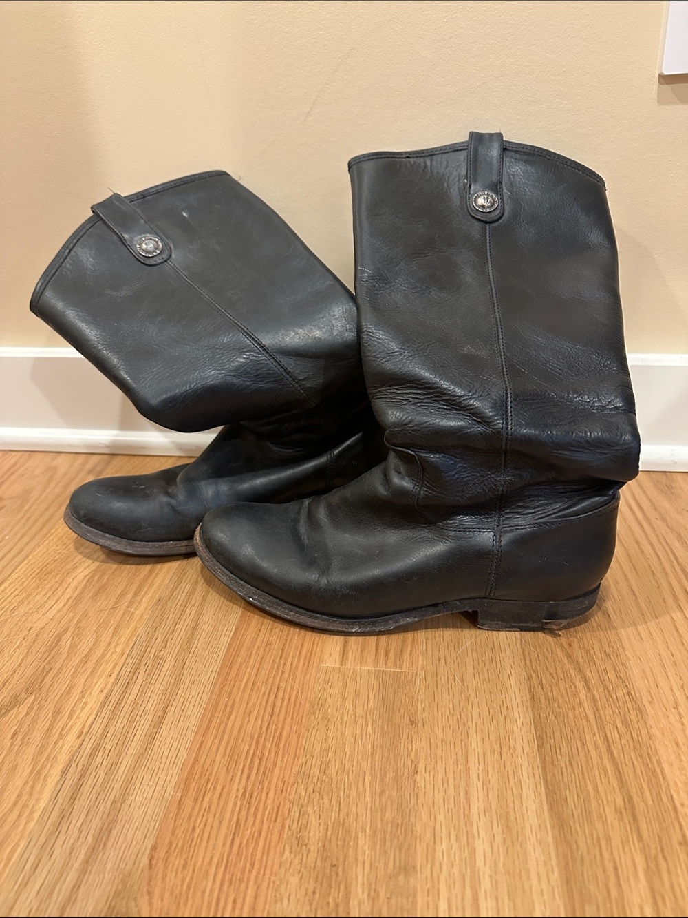 WELL-LOVED Frye black leather pull-on boots women's 7.5 Vibram resole